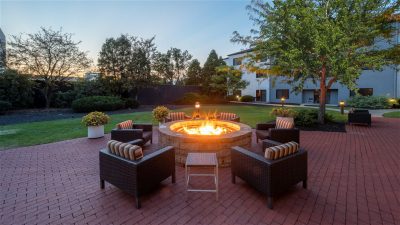 Courtyard by Marriott Columbus Airport fire pit
